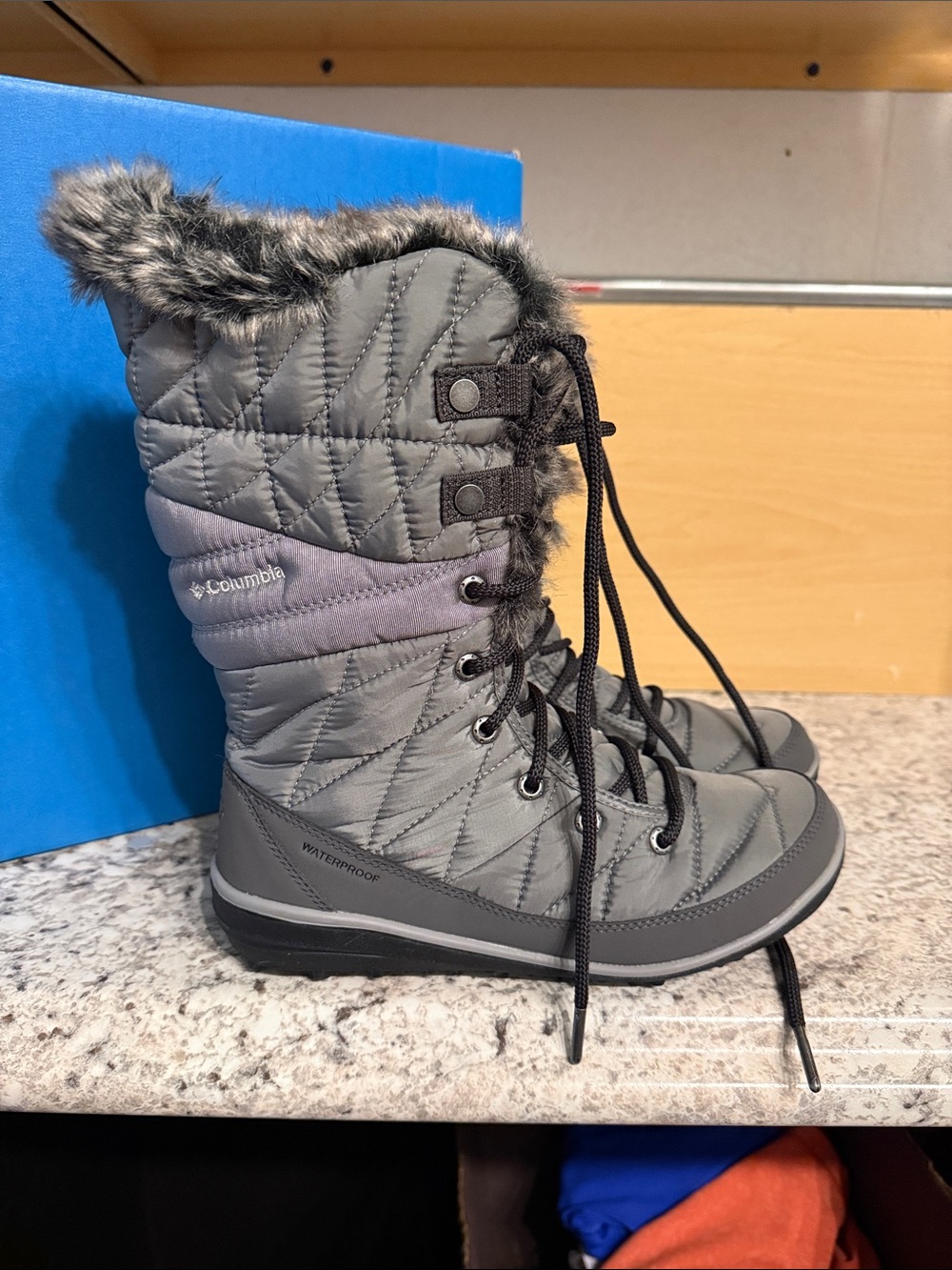 New with tags and box. Columbia heavenly Omni heat snow boot in gray